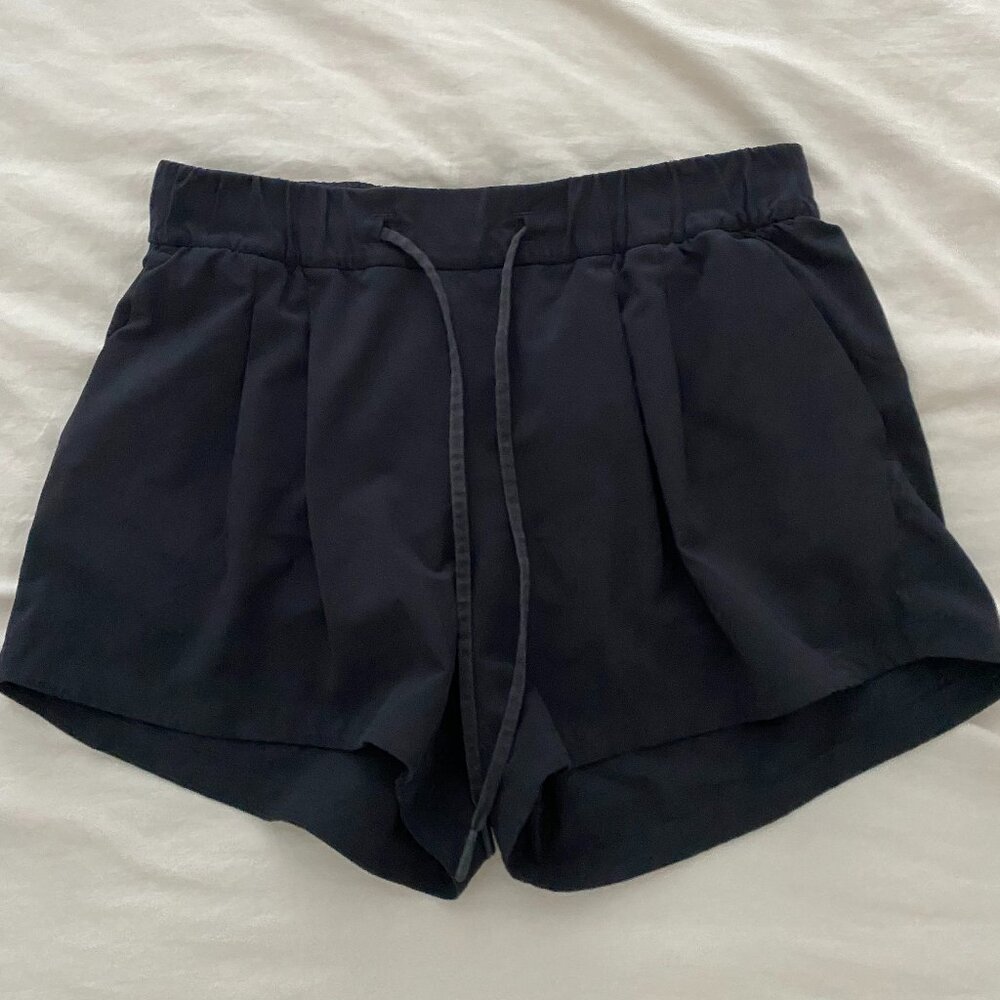 Luluemon Stroll at Sundown Mid Rise Short 3" (Size 4)